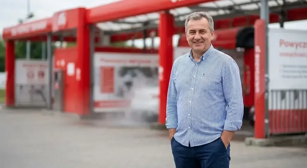 Właściciel myjni bezdotykowej przed swoim obiektem