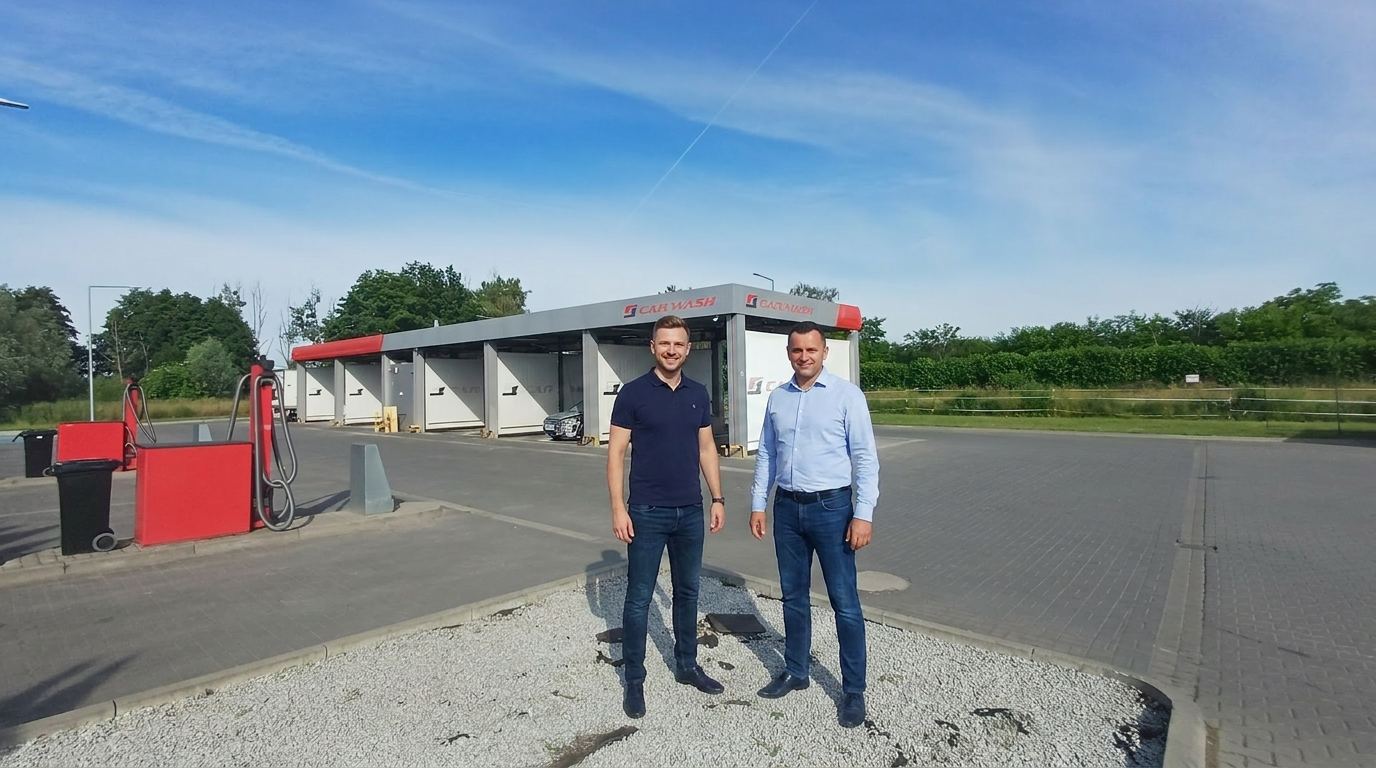Zespół PromujMyjnie.pl - Borys Trzewiński i partner na myjni bezdotykowej